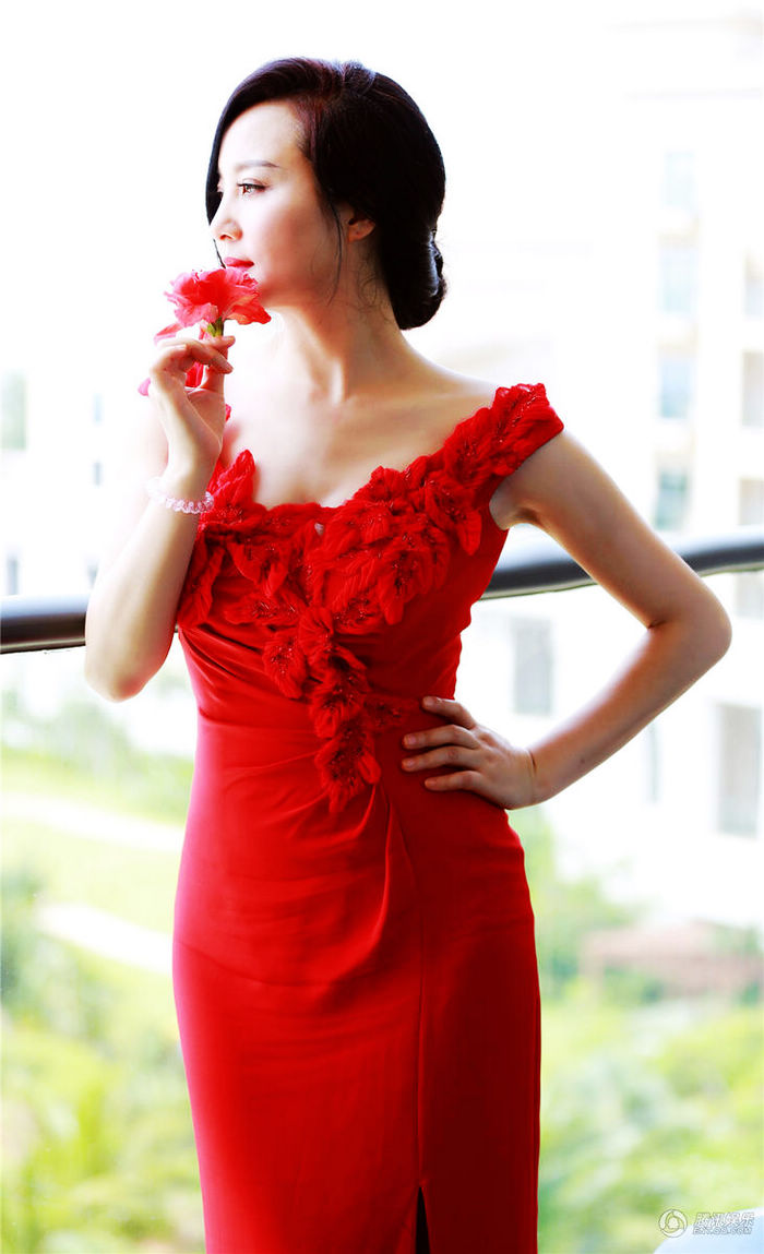 Тао Хун показала китайский стиль в эффектном платье