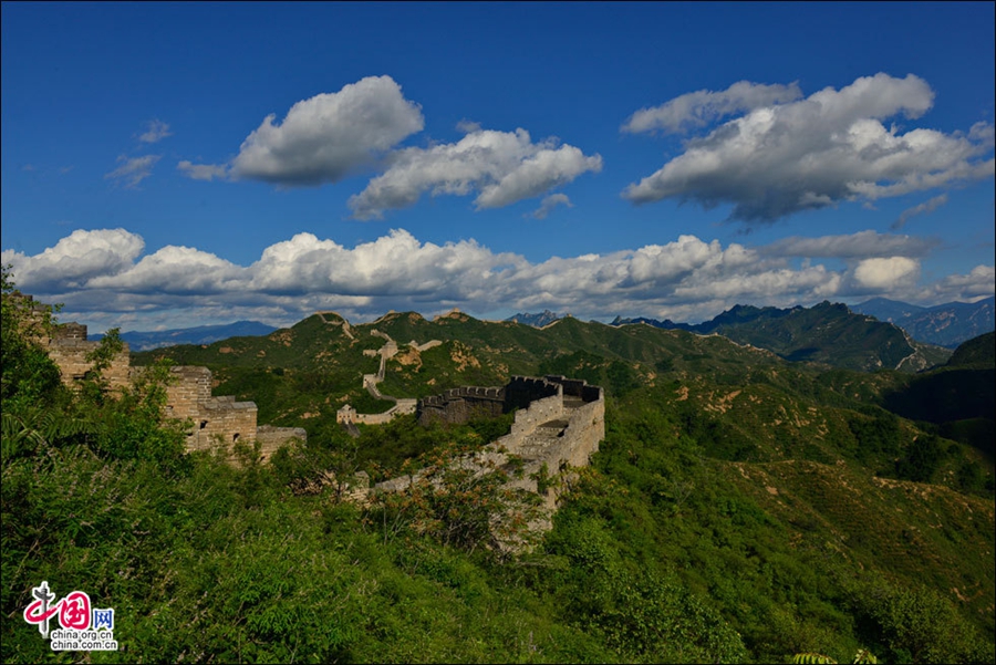 Величественные осенние пейзажи участка Великой китайской стены Цзиньшаньлина