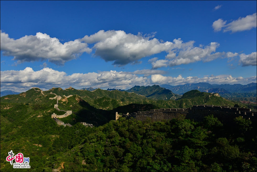 Величественные осенние пейзажи участка Великой китайской стены Цзиньшаньлина