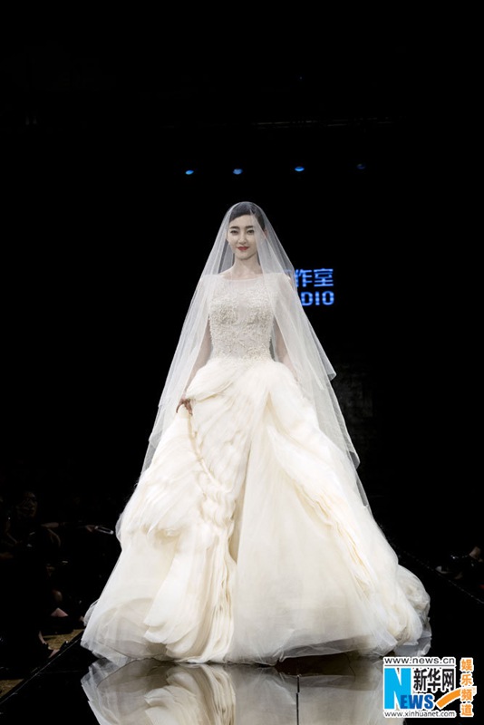 Красавица Ван Ликунь в свадебном платье