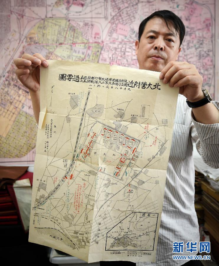 Чжань Хунгэ демонстрирует напечатанную штабом Квантунской армии схему действий во время инцидента 18 сентября, на которой четко запечатлено наступление японской армии той ночью на Бэйдаин, а также сопротивление, оказанное частью армии Северо-Востока Китая.