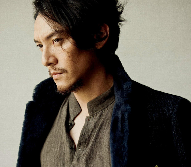 Мужественный актер Чжан Чжэнь на обложке журнала