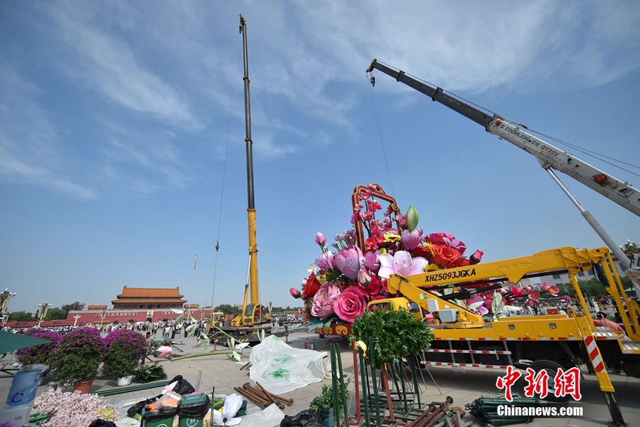 Огромная цветочная корзина украсит площадь Тяньаньмэнь к 66-летию образования КНР 