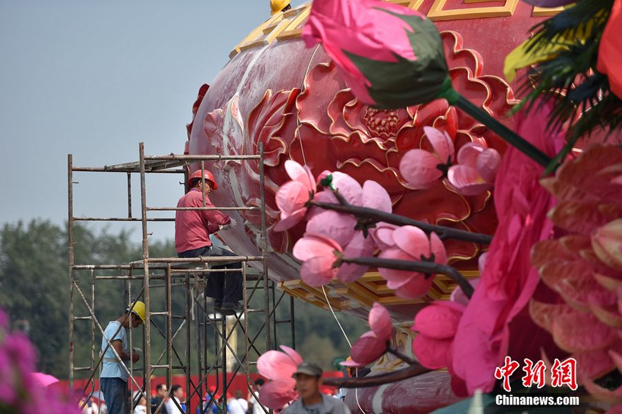 Огромная цветочная корзина украсит площадь Тяньаньмэнь к 66-летию образования КНР 