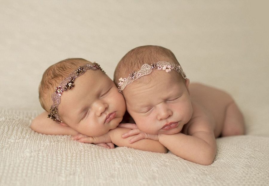 Спящие близнецы в объективе английского фотографа