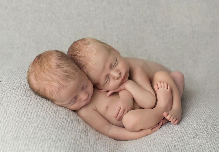 Спящие близнецы в объективе английского фотографа