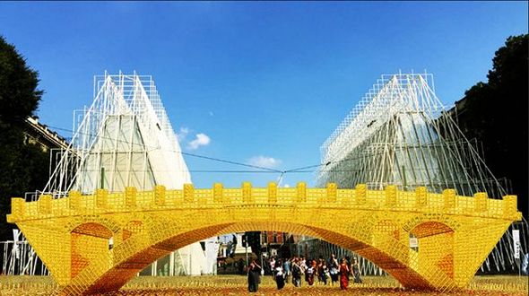 Творческая композиция, напоминающая древнейший мост мира, представлена на ЭКСПО-2015 в Милане