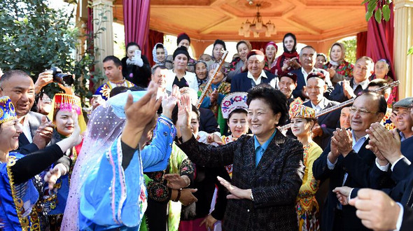 Лю Яньдун и часть членов делегации центральных властей КНР встретилась с кадровыми работниками и населением Или-казахского автономного округа
