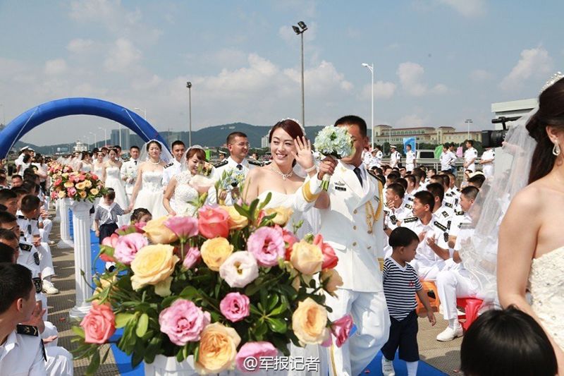 Солдаты ВМС НОАК провели групповую свадьбу на фоне эсминца
