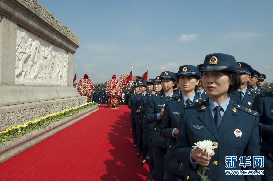 На площади Тяньаньмэнь почтили память павших героев