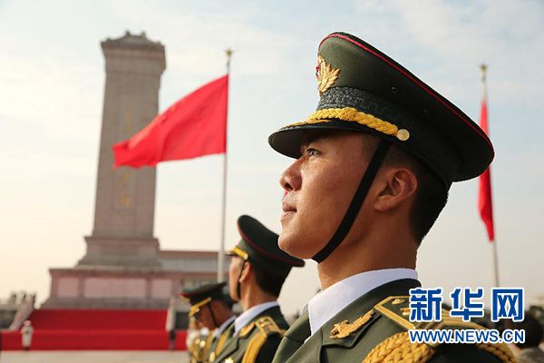 На площади Тяньаньмэнь почтили память павших героев
