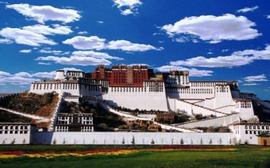 Быстрый рост экономики Тибета позволяет мировым брендам открывать в автономии свои магазины