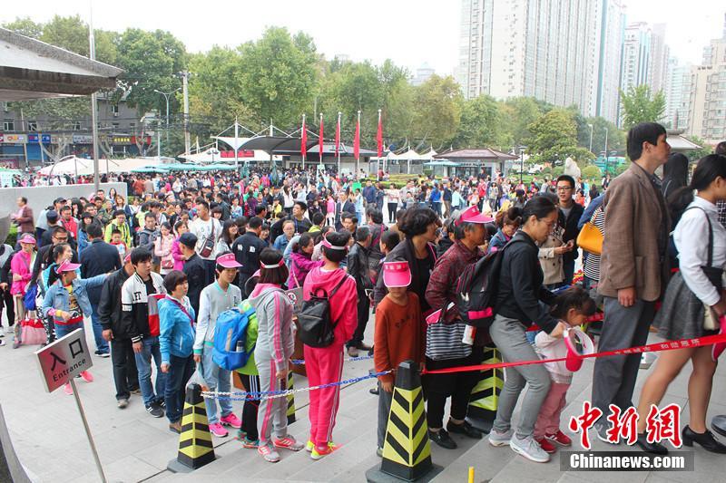 «Золотая выходная неделя» по случаю Национального праздника Китая: достопримечательности во многих местах полны народу