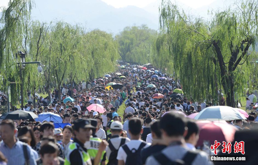 «Золотая выходная неделя» по случаю Национального праздника Китая: достопримечательности во многих местах полны народу