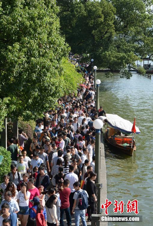 «Золотая выходная неделя» по случаю Национального праздника Китая: достопримечательности во многих местах полны народу