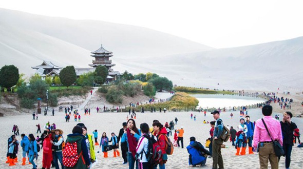 «Золотая выходная неделя» по случаю Национального праздника Китая: достопримечательности во многих местах полны народу