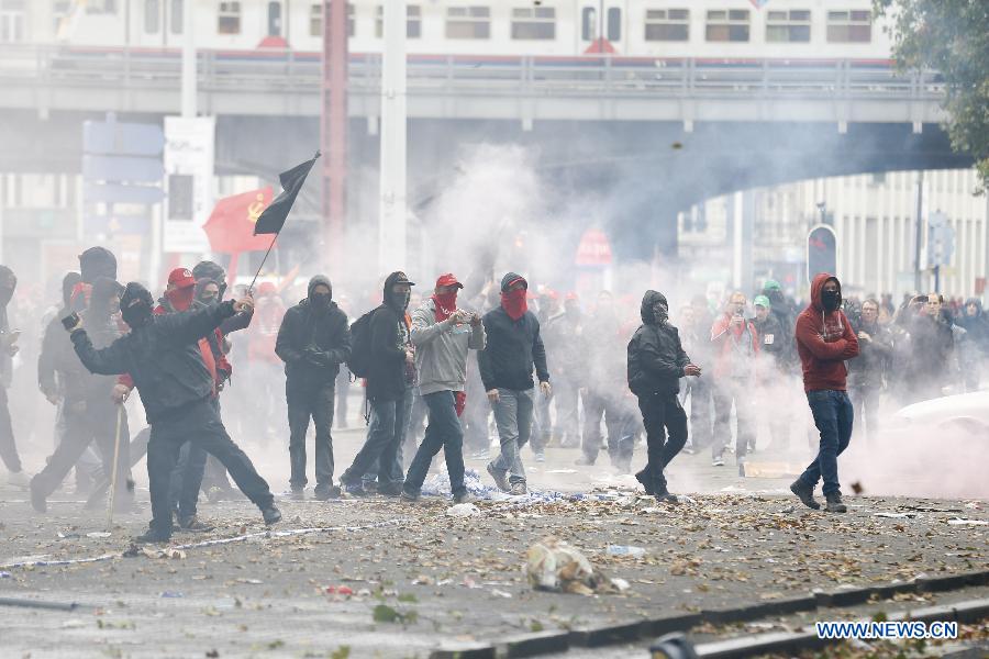 Несколько десятков тысяч бельгийцев приняли участие в прошедшем сегодня в Брюсселе марше протеста против политических инициатив правительства и, в частности, мер по сокращению социального обеспечения населения.