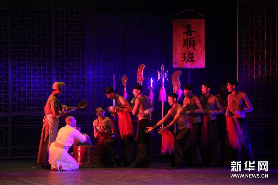 Китайский спектакль 'Жизнь в театре' поставлен на сцене Александринского театра