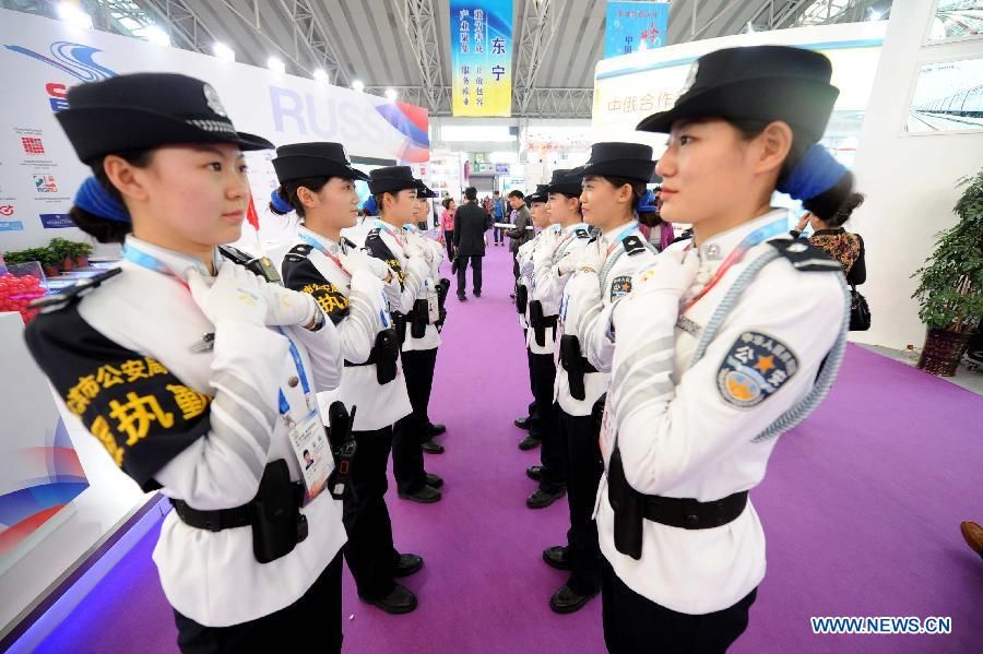 Красивые женщины-полицейские на Втором китайско-российском ЭКСПО