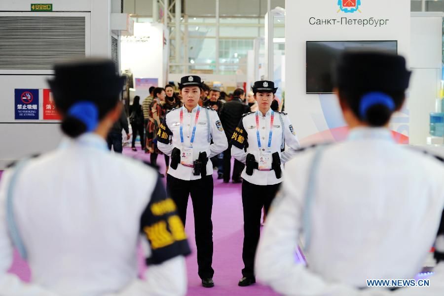 Красивые женщины-полицейские на Втором китайско-российском ЭКСПО