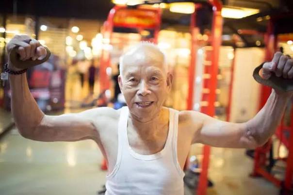93-летний старик Шэнь Хуа из города Гуанчжоу начал заниматься спортом 20 лет назад. Ежедневно он проводил около одного часа в тренажерном зале, выполняя упражнения высокой интенсивности, чтобы замедлить старение.