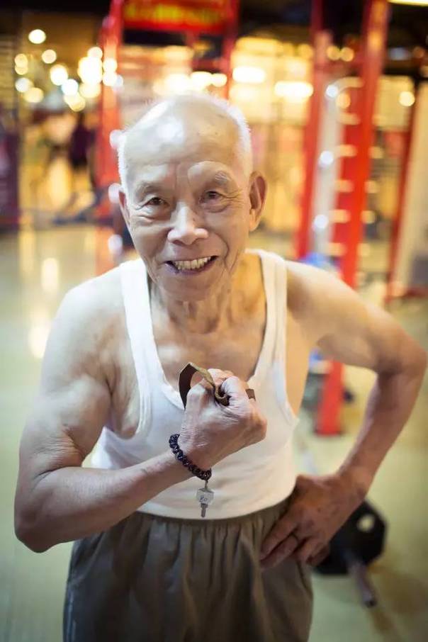 93-летний старик Шэнь Хуа из города Гуанчжоу начал заниматься спортом 20 лет назад. Ежедневно он проводил около одного часа в тренажерном зале, выполняя упражнения высокой интенсивности, чтобы замедлить старение.