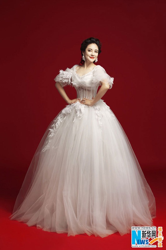 Красотка Фань Жуй в свадебном платье 