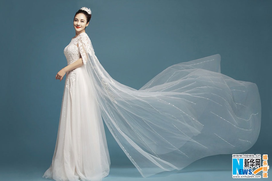 Красотка Фань Жуй в свадебном платье