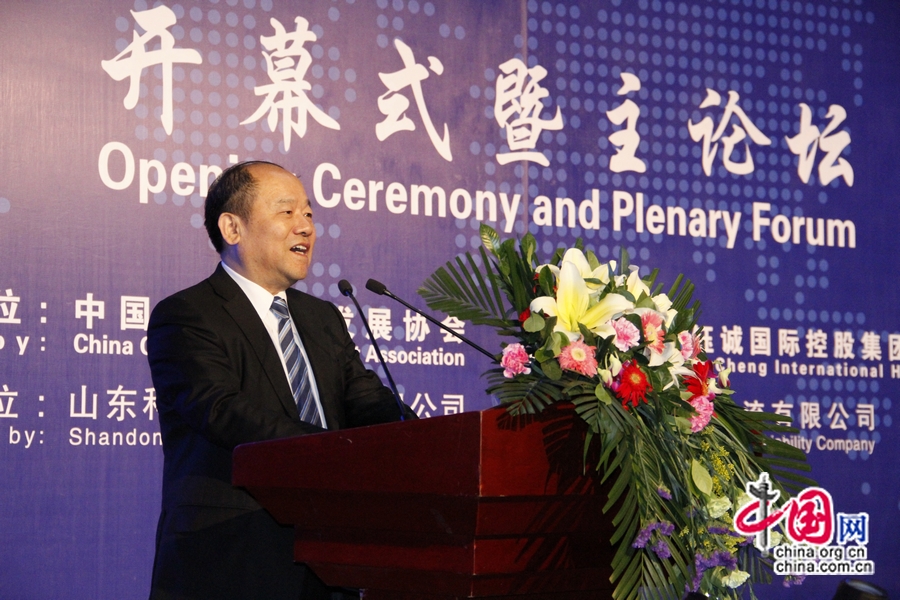 На фото: Заместитель начальника Комитета по делам развития и реформ КНР Нин Цзичжэ выступает с речью.