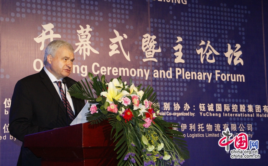 На фото: Посол РФ в КНР Андрей Денисов выступает с речью.