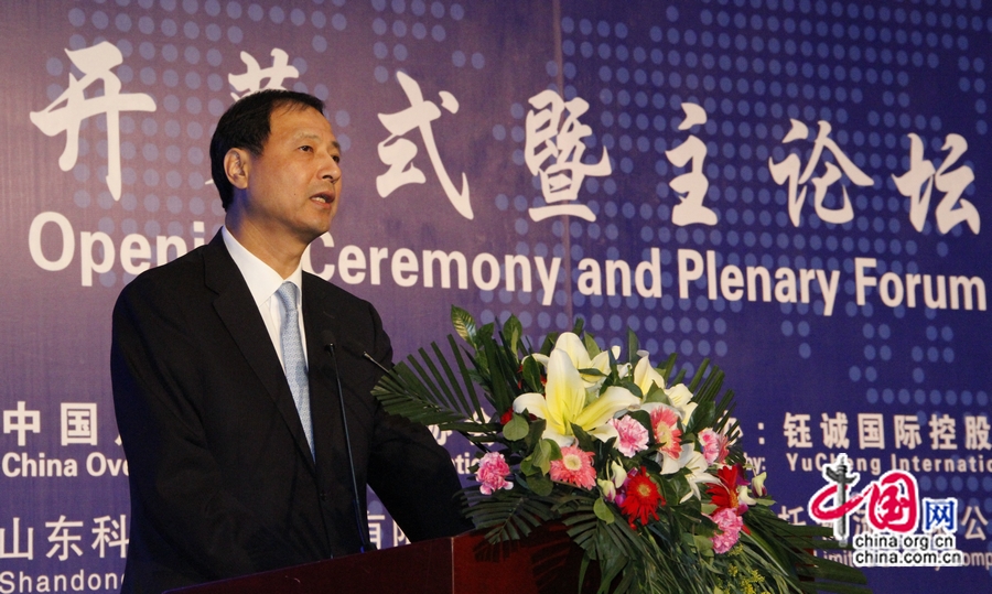 На фото: Заместитель губернатора провинции Хэйлунцзян /Северо-Восточный Китай/ Сунь Яо выступает с речью.