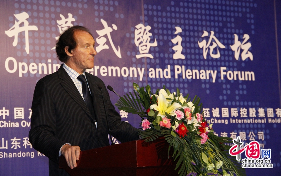На фото: Посол Аргентины в Китае Густаво Мартино выступает с речью.