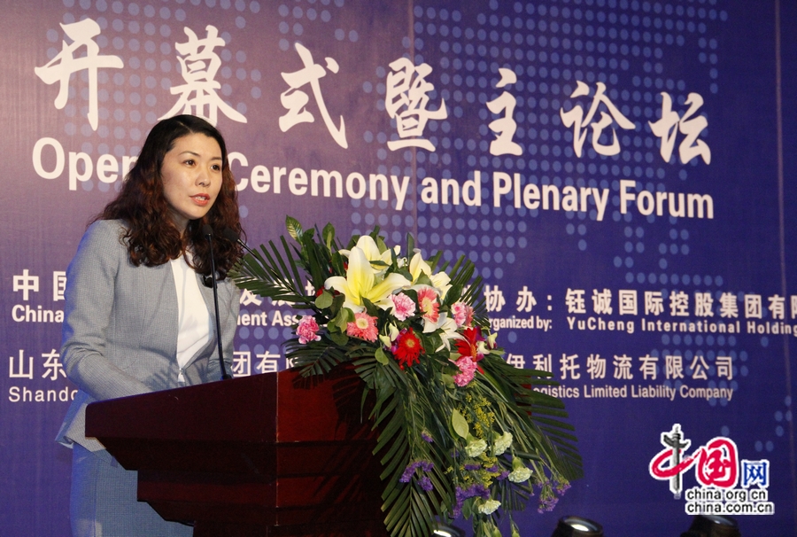На фото: Председатель правления группы «Юйчэн» Чжан Минь выступает с речью.