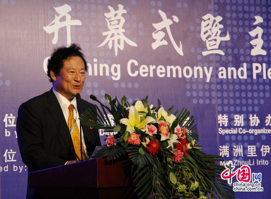 На фото: Председатель экономической ассоциации Южной Кореи и Китая Чон-Со Гу выступает с речью. 