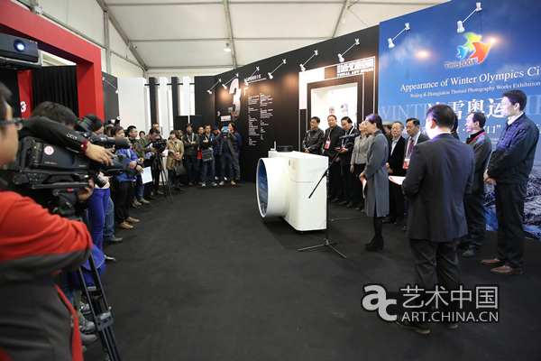 24 октября 2015 года в 18 часов в пекинском музейном комплексе «Памятник тысячелетия» открылась Неделя международных фоторабот. 