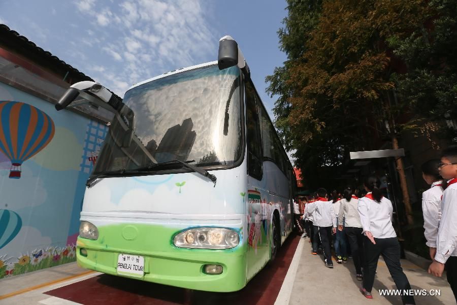 В Шанхае: Заброшенный автобус превратился в аудиторию для школьников