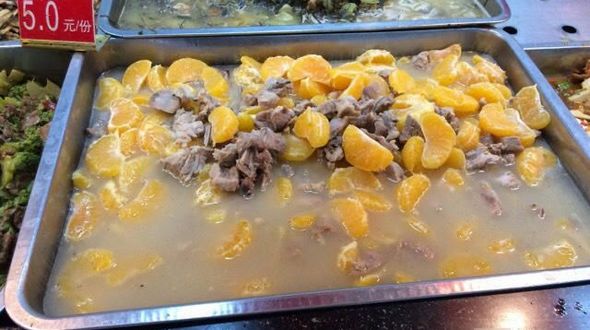 Необычное блюдо в китайском вузе - свиные ребрышки на гриле с мандарином