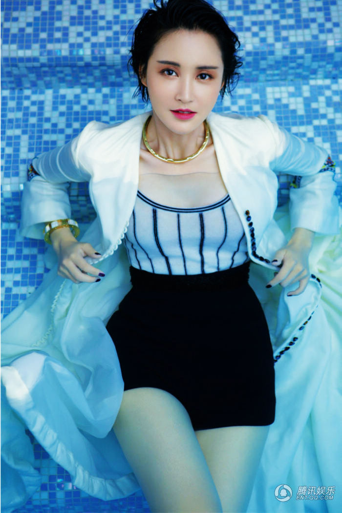 Чжан Синьи показала сексуальность в модных фото