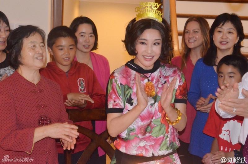 Китайская актриса Лю Сяоцин отметила с семьей свой 60-летний юбилей
