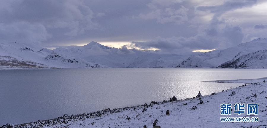 Тибетское озеро Янчжоюнцо после снегопада