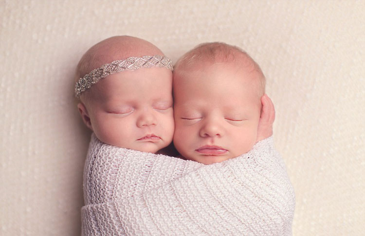 Новорожденные в коконе из пеленок от британского фотографа Shellie Wall