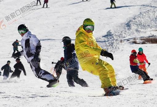 По горнолыжных курортах уезда Чунли провинции Хэбэй начался первый лыжный сезон в преддверии зимней Олимпиады-2022