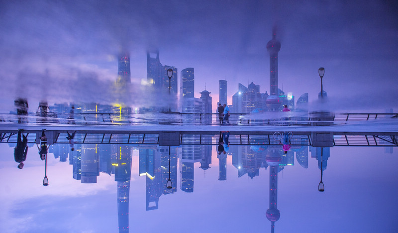 Шанхай, отраженный в воде