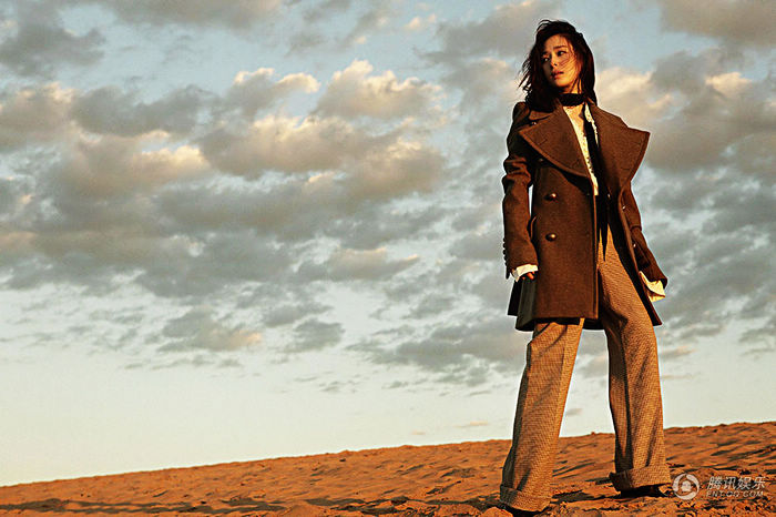 Звезда-фотограф Цзян Иянь в фото в пустыне