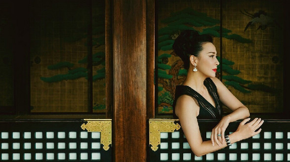 Изящная актриса Лю Цзялин на обложках журнала