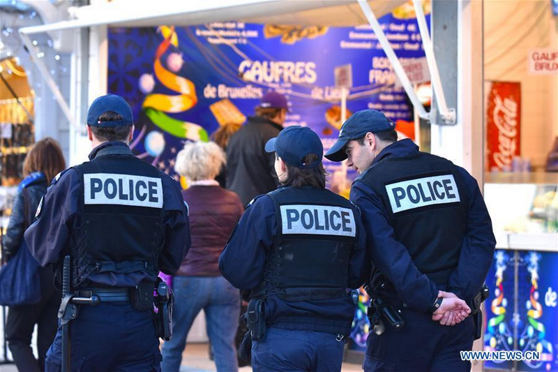 Рождественский рынок на Елисейских полях вновь открыт 