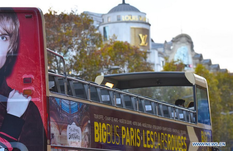 Рождественский рынок на Елисейских полях вновь открыт Рождественский рынок на Елисейских полях вновь открыт