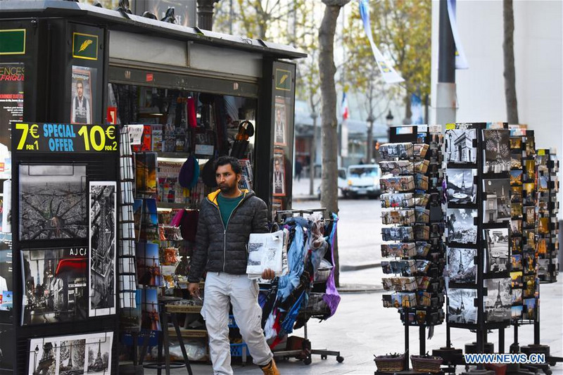 Рождественский рынок на Елисейских полях вновь открыт Рождественский рынок на Елисейских полях вновь открыт