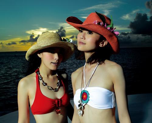 Старые фото: симпатичные певицы Чжун Синьтун и Цай Чжоянь