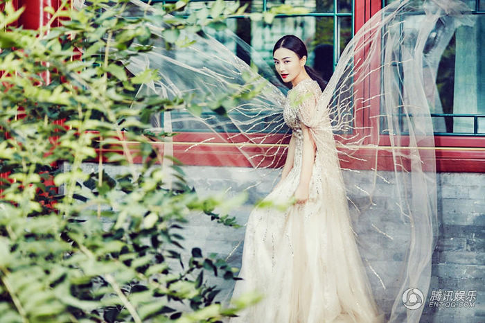 Телезвезда Цинь Лань в свадебных фото